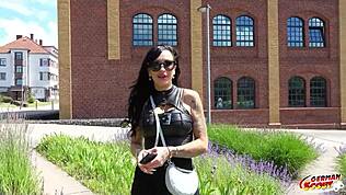 Německý skaut - Tetovaná velkoprsá MILF Evi Sky sebrána a šukána v castingu s roleplay, cowgirl, doggy a ližením.