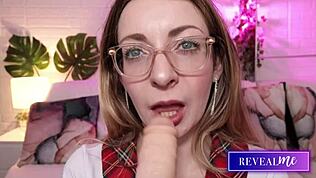 Oj, jag menade avslöja att Revealmes sensuella milf suger på en het dildo!