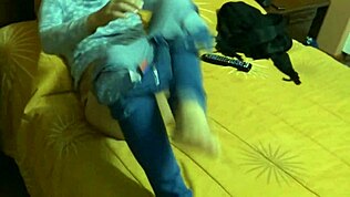 我兴奋的妻子在朋友面前脱内裤，带来色情戴绿帽时刻