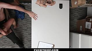 Ladrãozinho pega roubar maquiagem, punida com boquete e cachorrinho na garagem