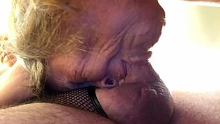 Granny Harley Quinn Suce une Bite en Scène Cosplay Pov Sauvage