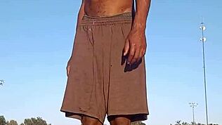 تذوق الزميلة الرياضية البنية في تمرين منزلي في السكن الجامعي.