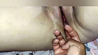 Allargo la figa di mia moglie per farla scopare facile dagli amatori