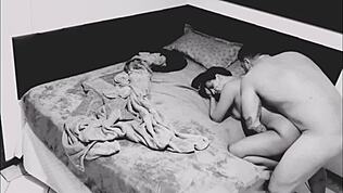 שמתי מצלמה נסתרת ותפסתי את השכן שלי מזיין את האישה שלי חלק 2 מלא באדום 😏