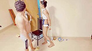 想像してみて、2人の小さい18歳チチのブロンドが一緒に1本のチンポをフェラして騎乗？