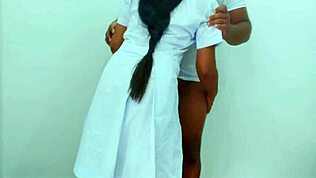 Hei, haluatko katsoa tätä koulun jälkeistä paria paukuttavan kovasti hänen tiukalla pillullaan? Kuinka villiksi menee kun hän ratsastaa sukissa ja alusvaatteissa suurilla luonnollisilla rinnoillaan pomppien?