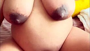 Femme arabe enceinte en session solo passionnée, gros seins et charme poilu, découvre cette vidéo porno arabe !