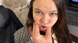 Non è troppo vecchia per essere la mia matrigna, quindi l'ho scopata duro sulla scrivania