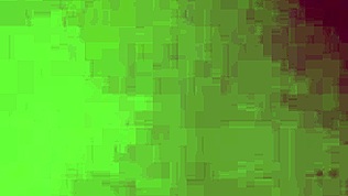 Lesbianas disfrutan jugando con strap-on en una sesión divertida