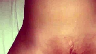 אמא חורגת סקסית מוצצת זין עד סיכה בפה עם התגרות ובליעה