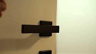 Busty kancelárska baba zastaví pičku za peniaze