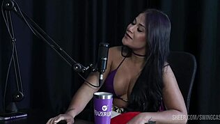 Meine heiße Mitbewohnerin im Wohnheim treibt Isis Sun zu super Squirt 😍 Sie reitet und taucht in Muschi mit Creampie.