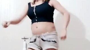 Bella indiana con tette e culo grossi balla birichina succhiando, scopando e stuzzicando la figa