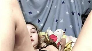 ह्यूज डिल्डो प्ले के दौरान मोनिंग।