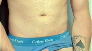 לטינה שחורה מלטפת תחת צר ומזריקה חזק מאנאלי