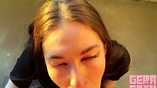 Офис момиче язди братовчедски пик грубо след работа