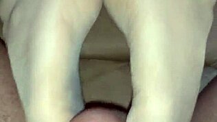 Kæresten i nylon leggings giver fedt fodjob med sædshot afslutning