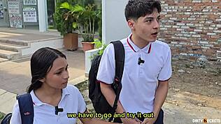 Nézd ezt a sovány csajt lábmunkát adni és le lesz spriccelve