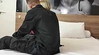 Nézd, ahogy a shemale keményen szopja a farkat!