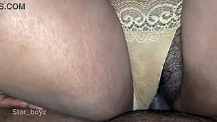 בחורה צעירה חמה מצלמת וידאו לחבר בצבא עם אורגזמה אנאלית