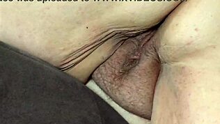 Milf blanche BBW avec un gros cul montre sa chatte juteuse avant le boulot 😜