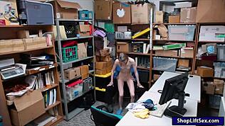 Tertangkap curi barang, polis hentam kuat batang besar dalam pepek aku