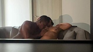 يأكلون كسي حتى أصرخ في النشوة - زوجين هاوين نيسديل