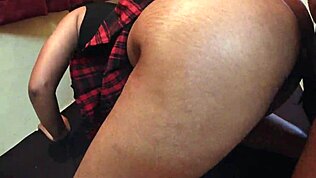 我弯腰让继叔叔后入大屁股马来妹