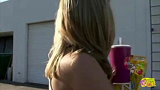 Så disse blonde lesbisk-kåta slikker hverandres fitte, så bruker de dildo for å komme.