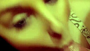 Kızıl Milf Sert Yarrağı Tutkulu Sakso Çekiyor