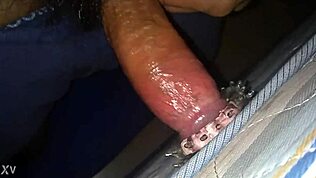 девушка 18+ кайфует мастурбируя резиновой игрушкой