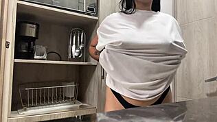 Sie masturbiert in Hotelküche, benutzt Hände an saftigen großen natürlichen Titten