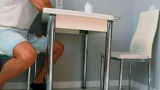 Nikol prijateljevo rusko dekle v kuhinji medtem ko vara moža