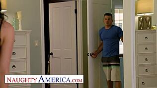 يا إلهي! كم رطوبة كس ويتني رايت لأخ صديقتها؟