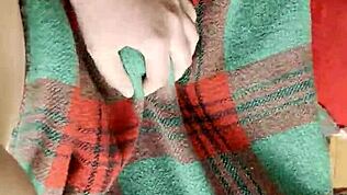 수줍은 이웃 담요 아래 조용히 숨어