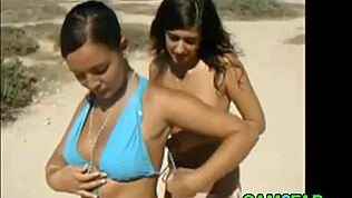 Ne mogu da prestanem da gledam ove tinejdžerke 18+ sise na plaži!