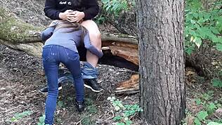 Att spionera på vår flickvän i skogen blir vild lesbisk action!