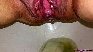 Creampie teče iz pičke debele milfe med lulanjem in prdanjem v kopalnici