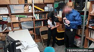 Ella Knox asing berpayudara besar di-fuck kasar di kantor penjaga