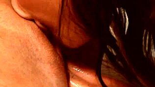 Holka si nechává olízat kundu druhou s hračkami v svádění