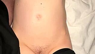 Szőrös 18+ tini lány először érzi a nyelvet a segglyukában.