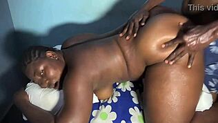 Amerikanka z ogromnimi prsmi kriči med umazanim analom z monstrom kurem