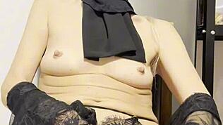 فتاة عربية شقراء تلعب بالديلدو لوحدها في المطبخ لأورغازم قريب. لا تستطيع التوقف عن المشاهدة!