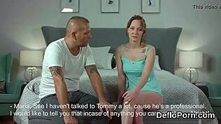 Erotická žena otvára mokrú pičku a stráca panenstvo - Zvedavá?