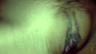 בחורה יפה עם כוס מגולחת מקבלת חור צר נפתח בגדול