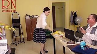 Regina Noir为瑜伽脱衣并在办公室放屁，第1幕