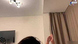 Toppmodell brunett får smutsig ansiktskräm efter skitig blowjob