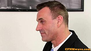 Uită-te la secretare sugând și dând laba la puli în umilire CFNM