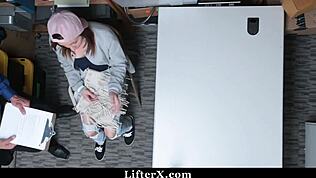 Jente måtte knulle med politimann for å komme hjem 😏