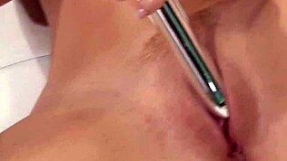 Συζητάμε online, η Sophie Dee καβαλάει το λαμπερό μεταλλικό δοντάκι με μεγάλο κλitoris